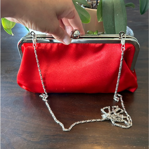 Red satin couch with removable chain strap - Picture 2 of 4